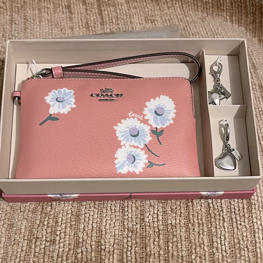 DAISY PRINT CORNER ZIP WRISTLET